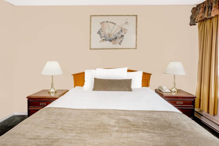 Bedroom 3, Howard Johnson by Wyndham Downtown Kamloops, Thompson-Nicola