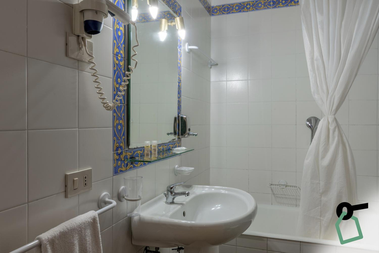 Bathroom 4, Hotiday Taormina Mare, Messina