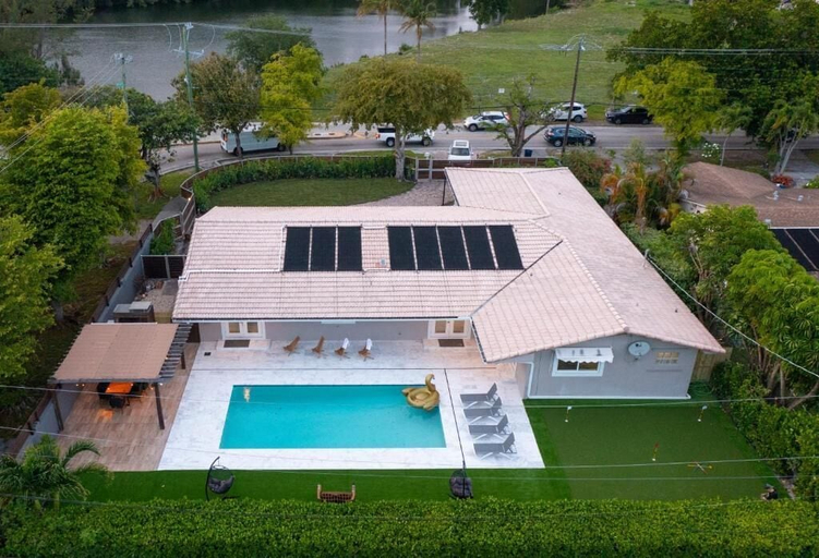 Exterior 3, Cozy Villa Grill Mini Golf Pool, Miami-Dade