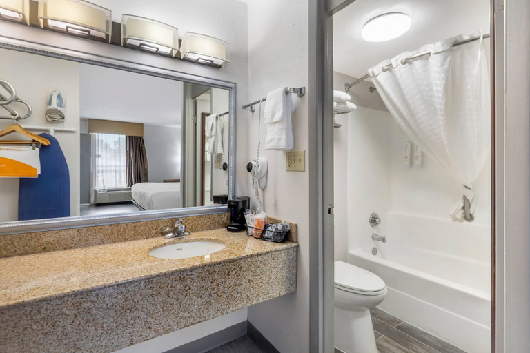 Bathroom 4, Clarion Pointe Morrow - Atlanta South, Clayton