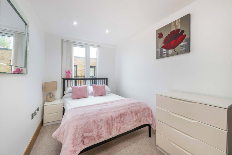 Room 5, St. Pancras Skyline - by Frankie, London
