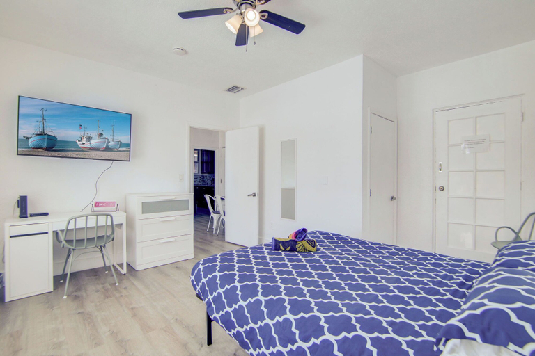 Room 5, South Beach 2BR Condo Walk to Beach, Miami-Dade