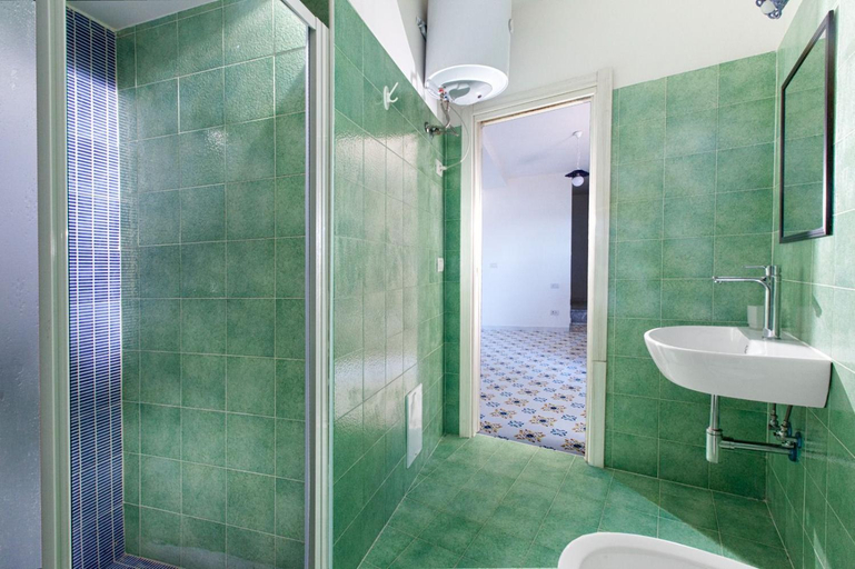 Bathroom 2, Casa Schiattarella Capri, Napoli