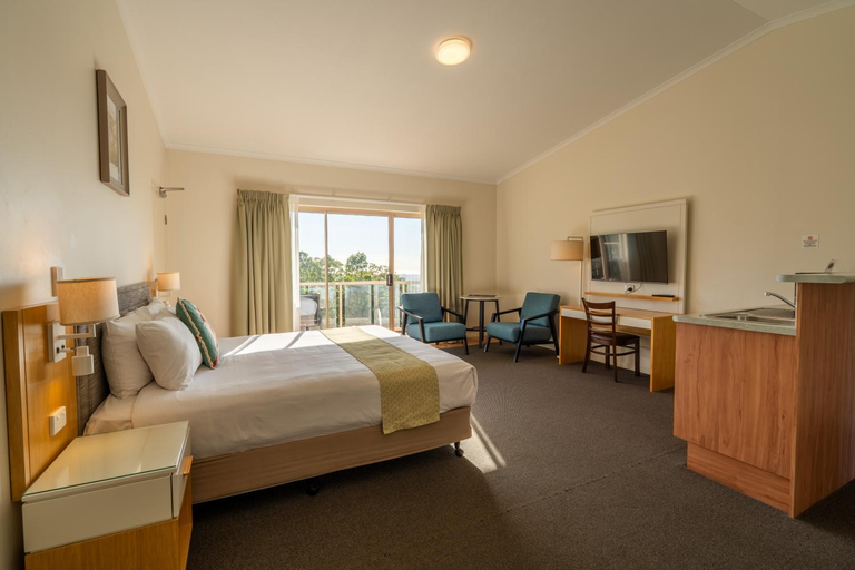 Bedroom 2, Eagle Heights Hotel, Tamborine Mountain