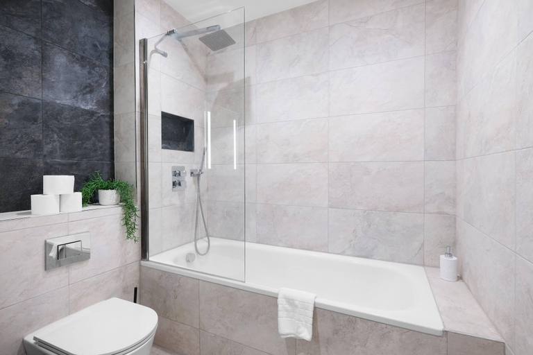 Bathroom 4, The Isleworth Garden Retreat 3BR 2BA with Gated Parking, London