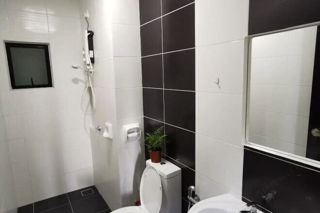 Bathroom 4, Bukit Indah Near Aeon and Legoland Johor with Netflix, Johor Bahru
