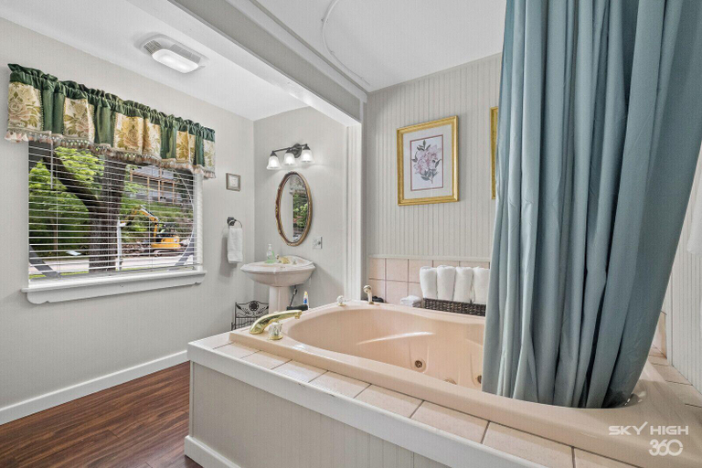 Bathroom 4, Eureka Memories, Carroll
