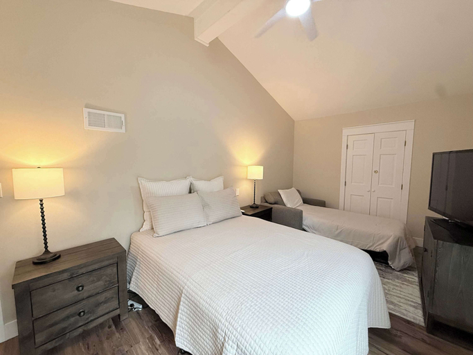 Room 3, Sunset Point Lakeview Home Near Margaritaville, Camden