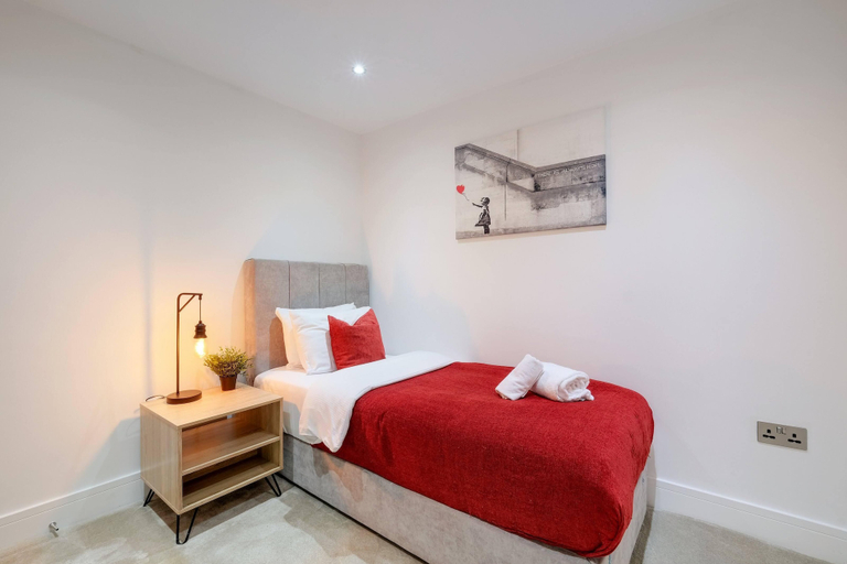 Room 2, Stunning 5 Bedroom, 3 Bathroom Home in Windsor, Windsor and Maidenhead