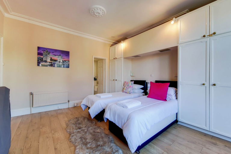 Bedroom 5, Apartment w Workspace in Ealing, London