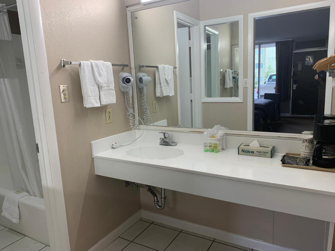 Bathroom 3, Sidney James Mountain Lodge, Sevier