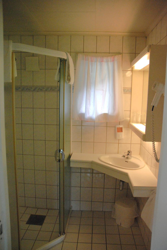 Bathroom 4, Fleischer's Motel, Voss