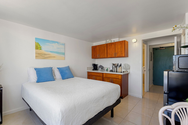 Room 2, Skyline Island Stay-2 Adjoining Studios, Honolulu