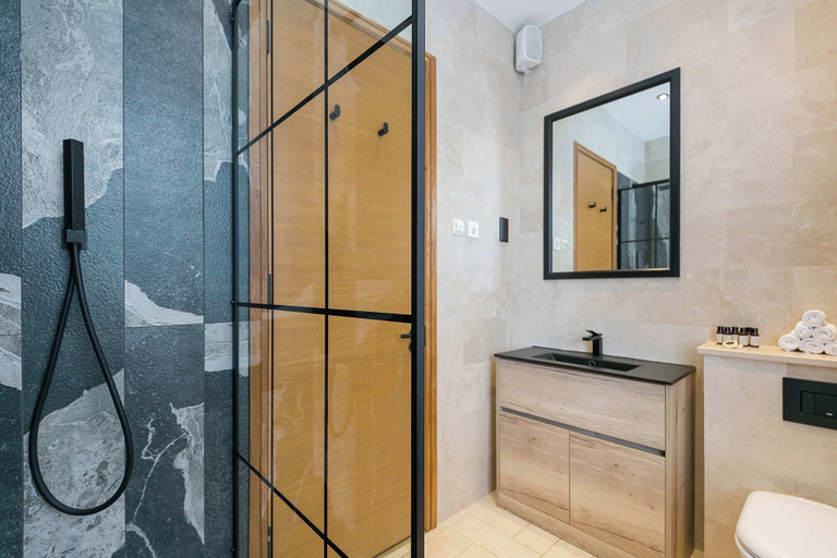 Bathroom 2, The Bloomsbury - by Frankie, London