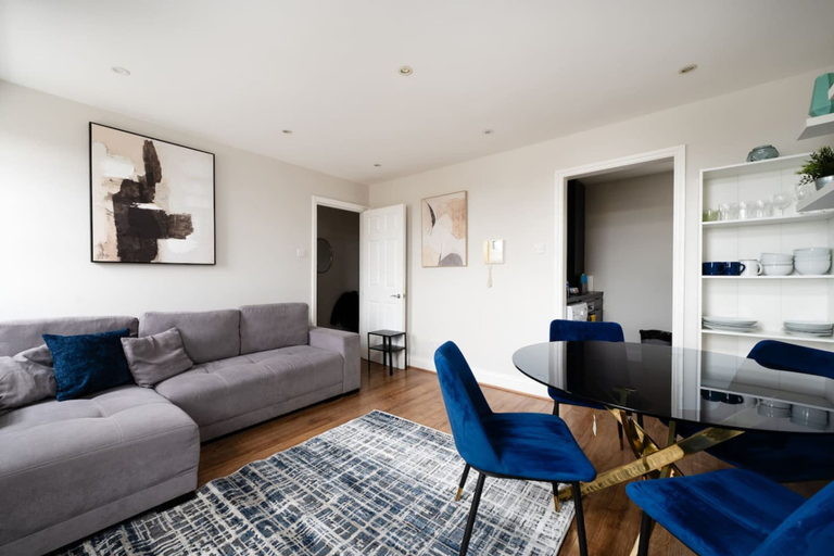 Room 5, Comfy 2 Bed Flat QCE, London