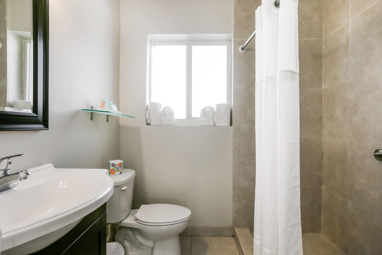 Bathroom 3, Hollywood Broadwalk Oceanside Hotel, Broward