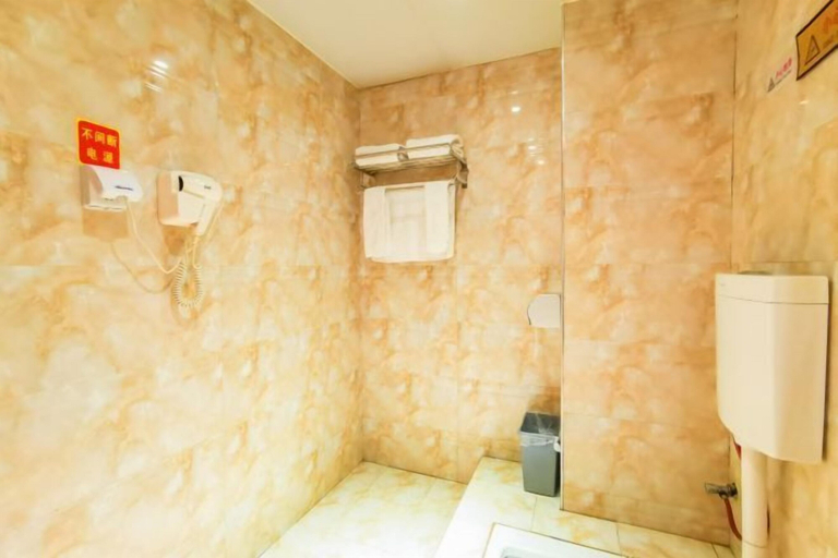 Bathroom 4, Feicui Hotel, Dehong Dai and Jingpo
