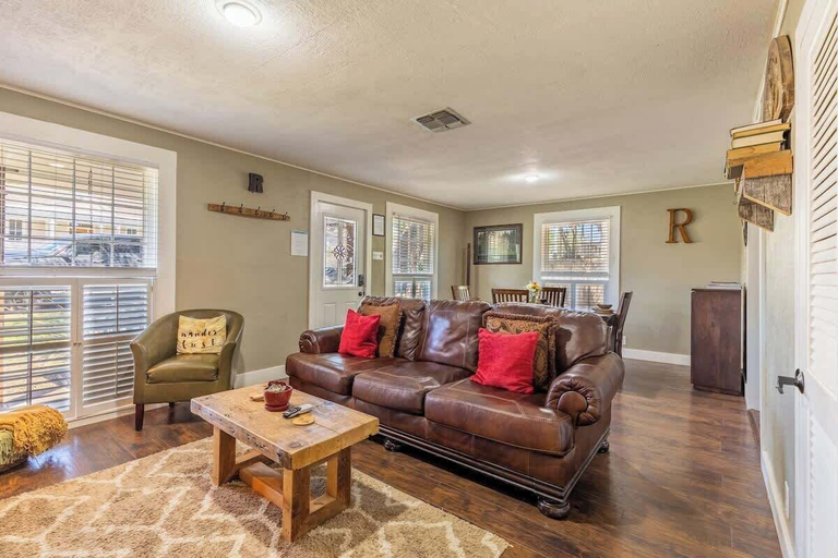 Living area 2, Downtown Bliss - Hot Tub, Gillespie