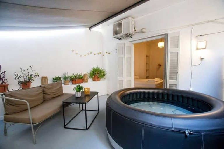 Room 5, Athens Central Jacuzzi Retreat, Attica
