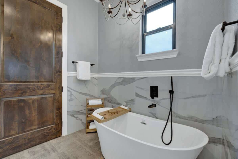 Bathroom 3, The Heavy Pour, Gillespie