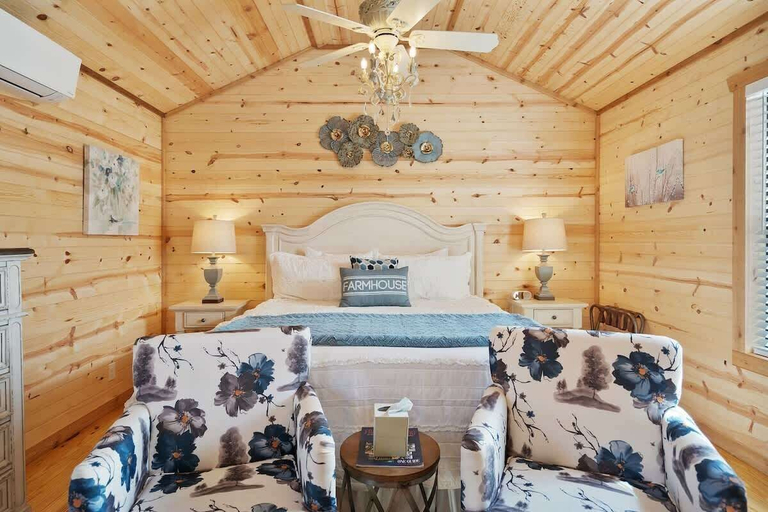 Primary image 1, Stunning Cabin Right on Main St!, Gillespie