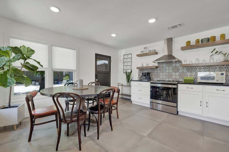 Private kitchen 4, Walk to Schlitterbahn With Firepit, Comal