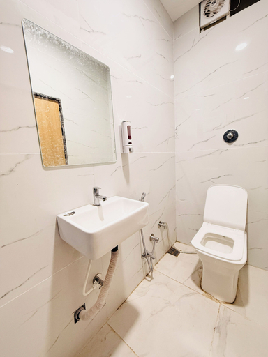 Bathroom 3, Hotel Atishay, Ujjain