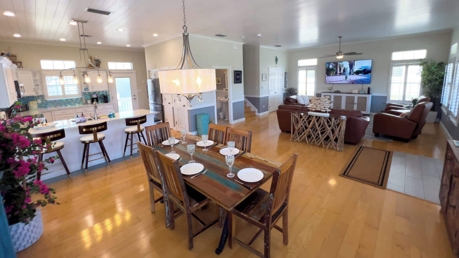 Food & Drinks 5, Luxury - 1 min to Beach - Pool - New Remodel, Cameron
