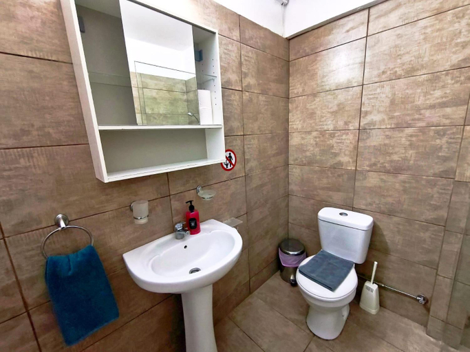 Bathroom 2, Petalmo City Apartments, Larnaca
