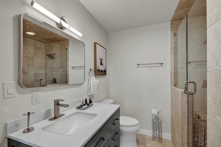 Bathroom 4, River Oaks Retreat With Hot Tub, Gillespie