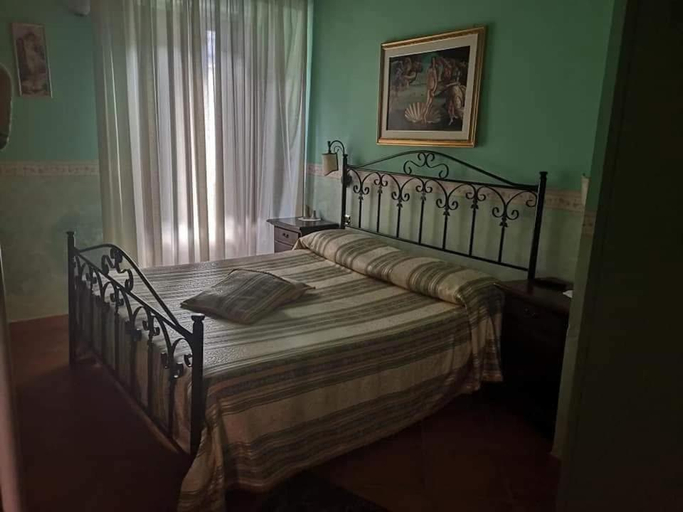 Bedroom 2, Olympus, Cosenza