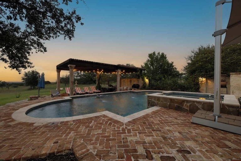 Sport & Beauty 5, Luxurious Watershaus Ranch - Pool and Hot Tub, Fireplaces, Stunning Views!, Gillespie
