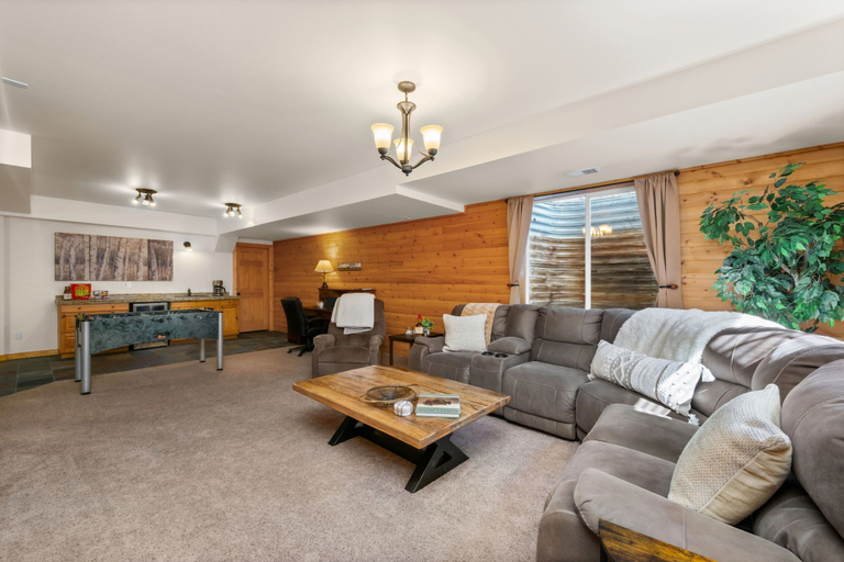 Living area 2, Cabin-style Group Retreat Near Rmnp, Lakes & Golf, Larimer
