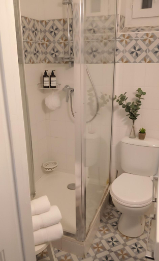 Bathroom 3, Bright & Cozy Paris Stay near Montparnasse, Paris