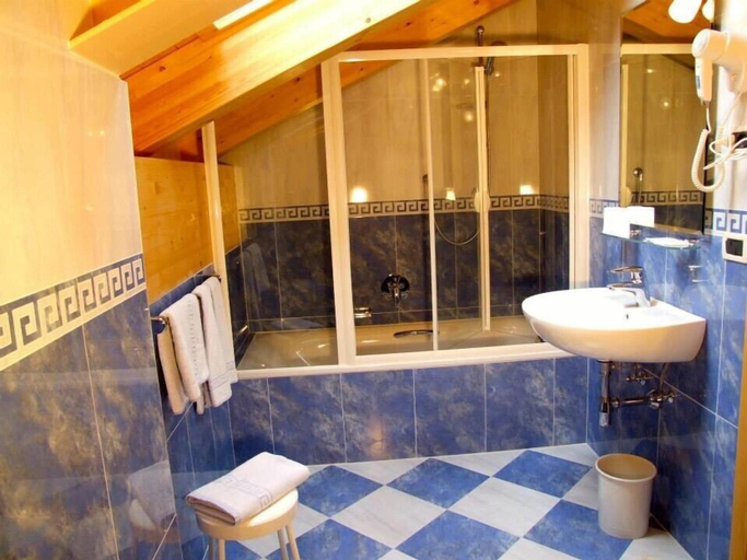 Bathroom 3, Design Chalet Zirm - Check-in at Olympia Hotel, Belluno