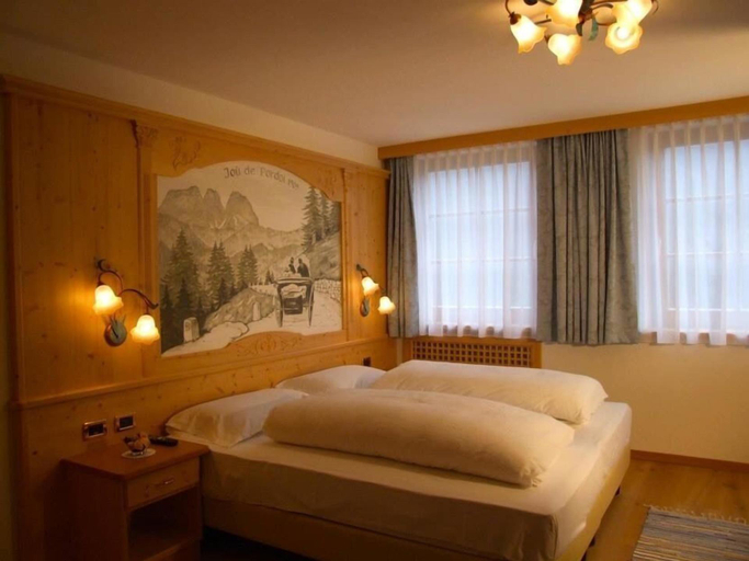Bedroom 2, Design Chalet Zirm - Check-in at Olympia Hotel, Belluno