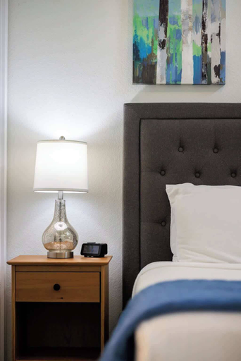 Room 2, Primrose Waterfront With Hot Tub, Gillespie