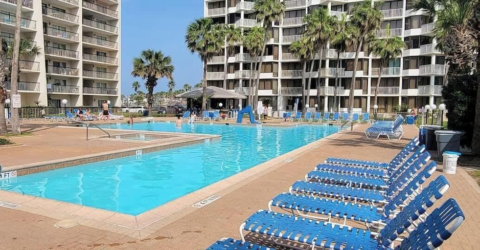 Sport & Beauty 4, Resort-like Beachfront - Heated Pool, Cameron
