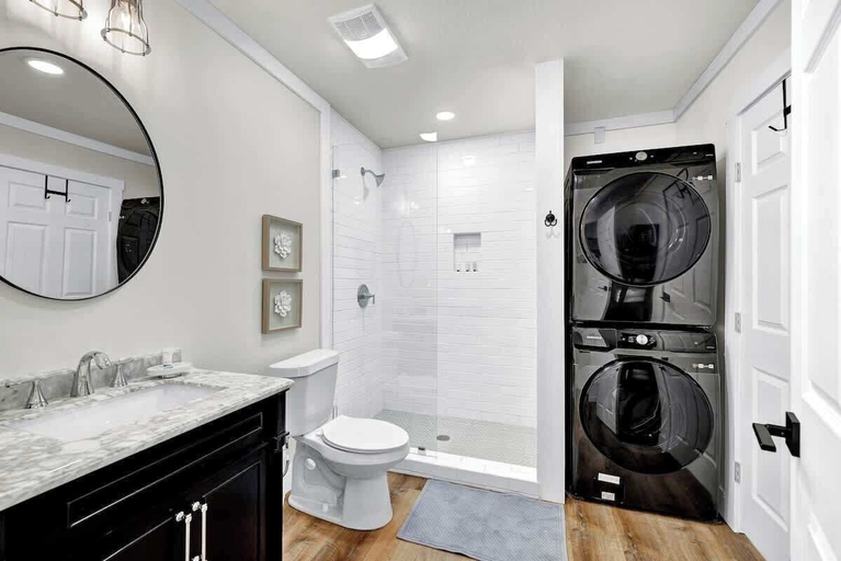 Bathroom 2, Hilltop Lux Haus With Infinitypool-hottub-pooltable, Gillespie