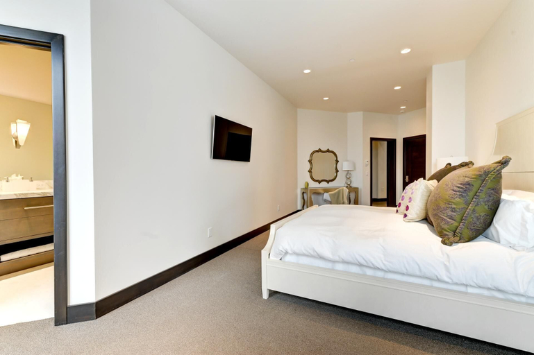 Room 4, The Colony at White Pine Canyon by KBM, Summit