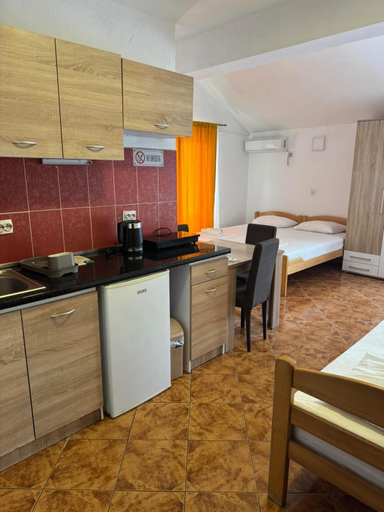 Others 5, Krasici apartmani Bozic