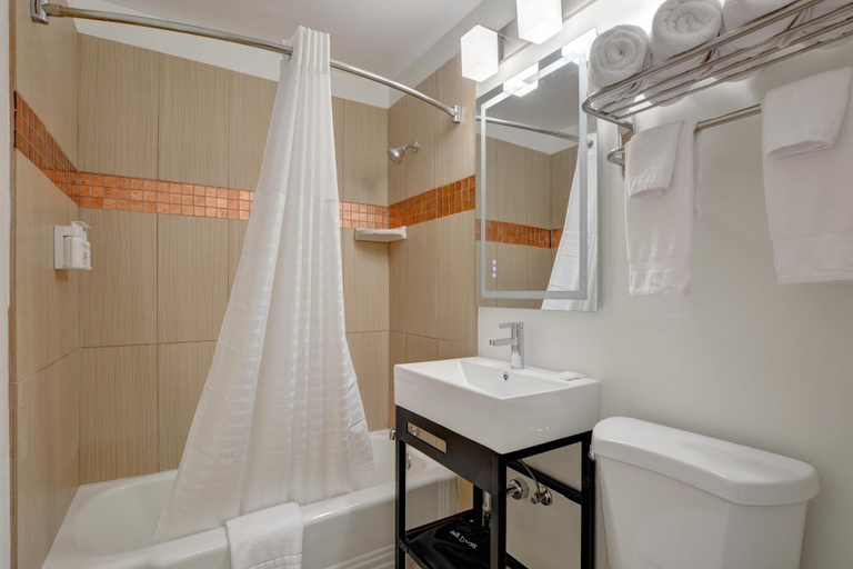 Bathroom 4, Signature Inn Medford Downtown, Jackson