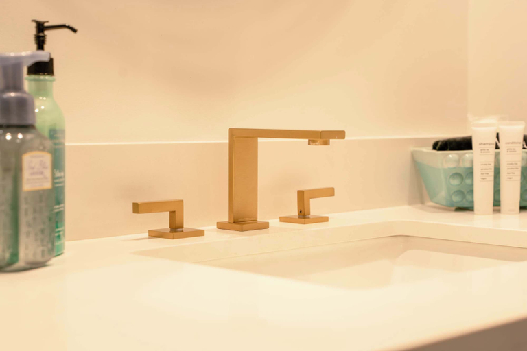 Bathroom amenities 4, Poolside at Hayloft Lodge, Walworth