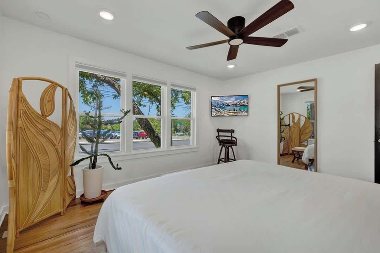 Room 2, Historic Hideaway Stroll to Schlitterbahn, Comal