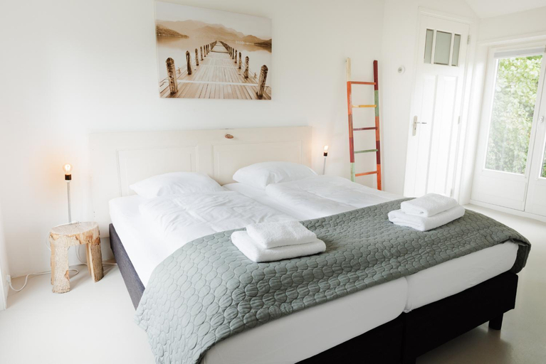 Bedroom 4, Simmerwille- rustig overnachten in de Alde Feanen, Boarnsterhim