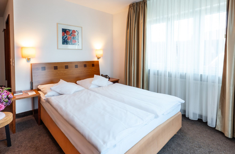 Bedroom 3, Seehotel Niedernberg - Das Dorf am See, Miltenberg