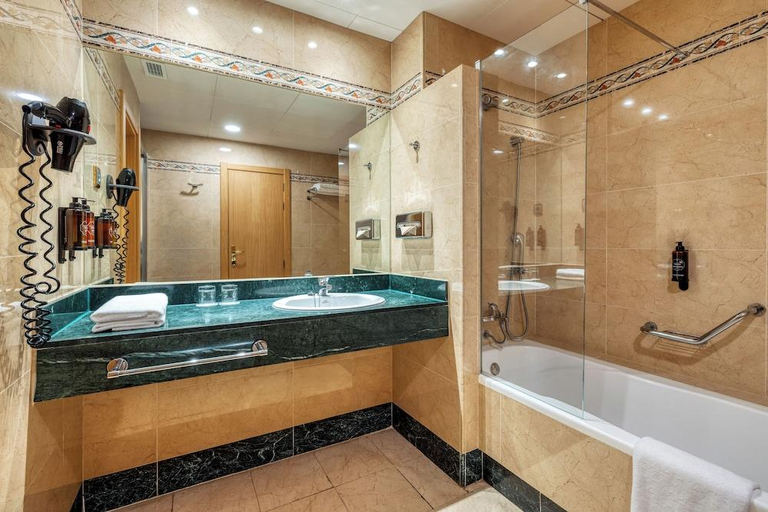 Bathroom 5, Playacartaya Aquapark & Spa Hotel, Huelva