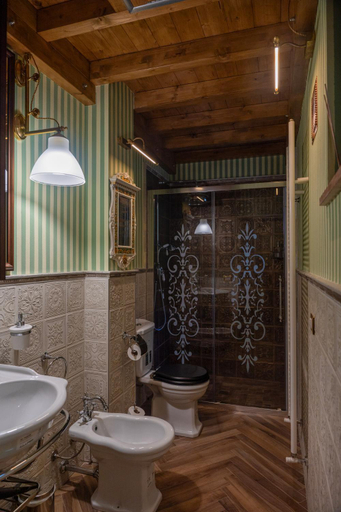 Bathroom 2, Regal House Verona REGIMENTAL, Verona