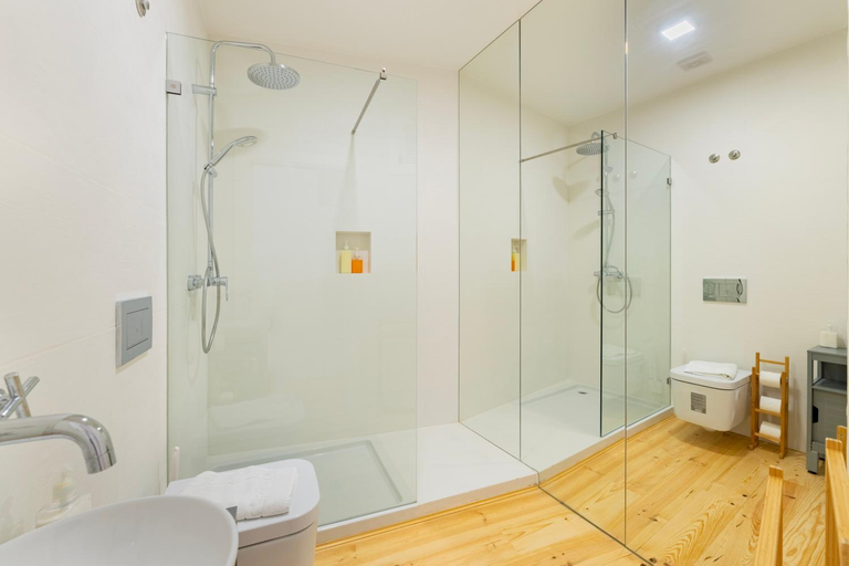 Bathroom 3, Alfama Fado Apartments, Lisbon
