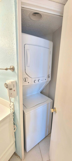 Bathroom 3, Direct Beach Very Large - Gas BBQ - Heated Pool, Cameron
